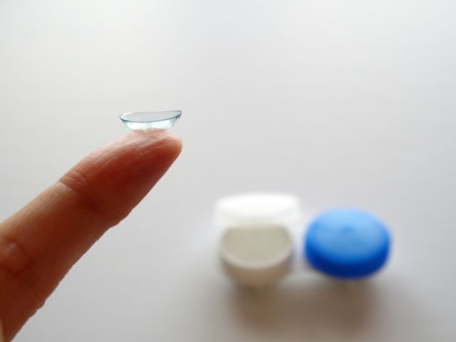 コンタクトレンズを指にのせている