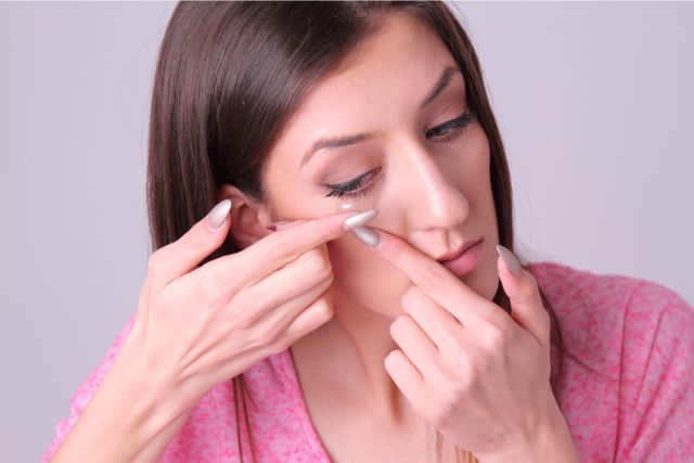 コンタクトレンズを付ける外国人