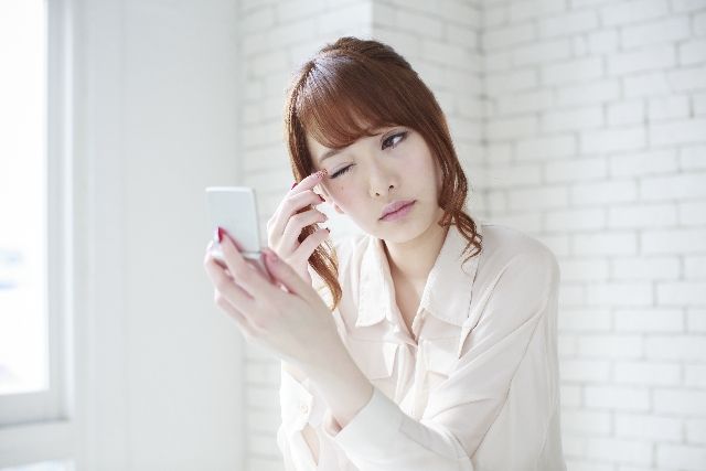目に違和感を感じる女性