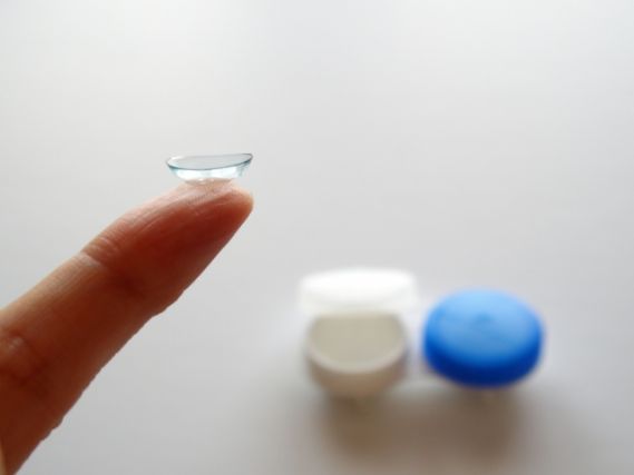 指にのせられているコンタクトレンズ