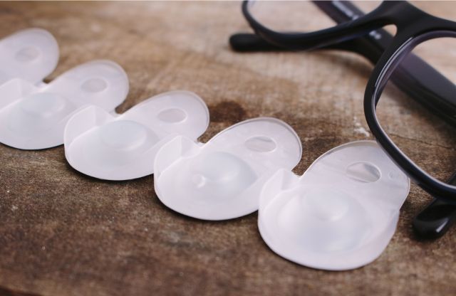 ケースに入っているk\五個のコンタクトレンズ