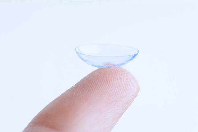 人差し指にのせているコンタクトレンズ