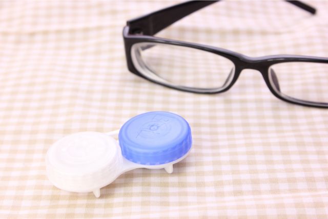 畳の上に置かれたコンタクトレンズ