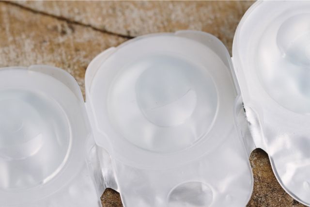 ケースに入っている三個のコンタクトレンズ