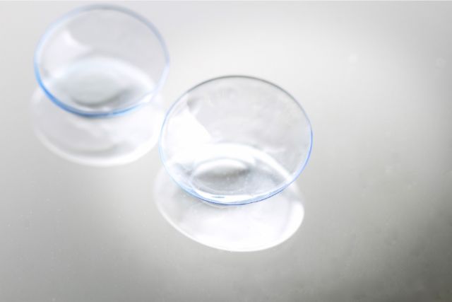 二個のコンタクトレンズ