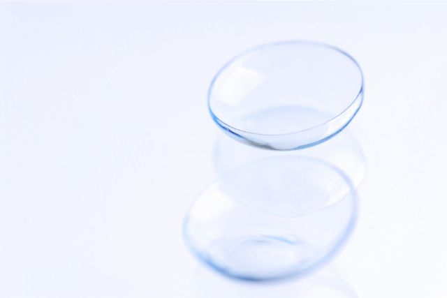 アップされたコンタクトレンズ