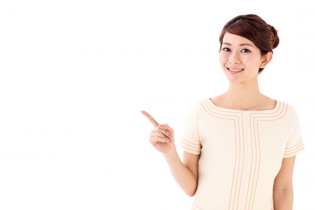 コンタクトレンズの説明をする女性