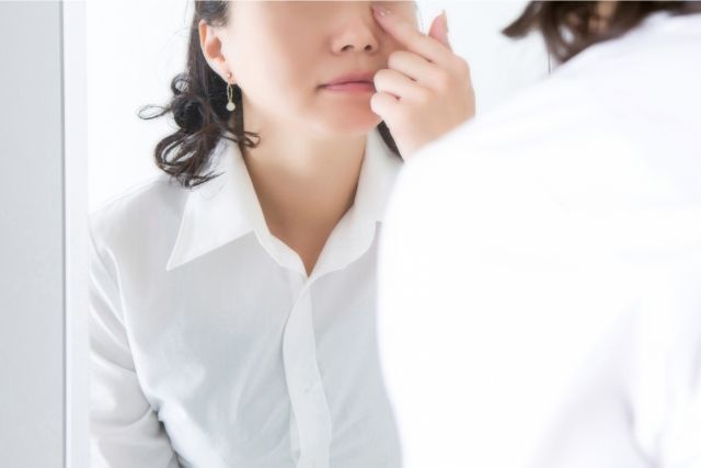 鏡を見ている女性