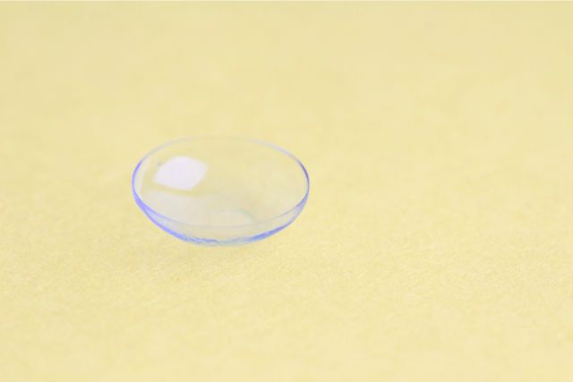 黄色い背景にコンタクトレンズ